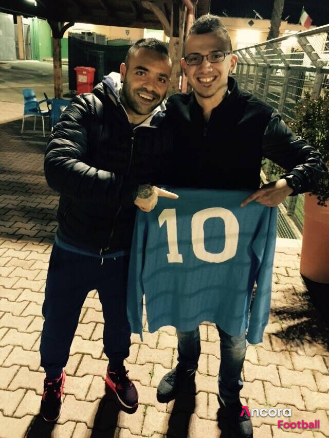 Ich schenkte meinem Idol das Shirt seines Idols: Maradona, Napoli. 2012.